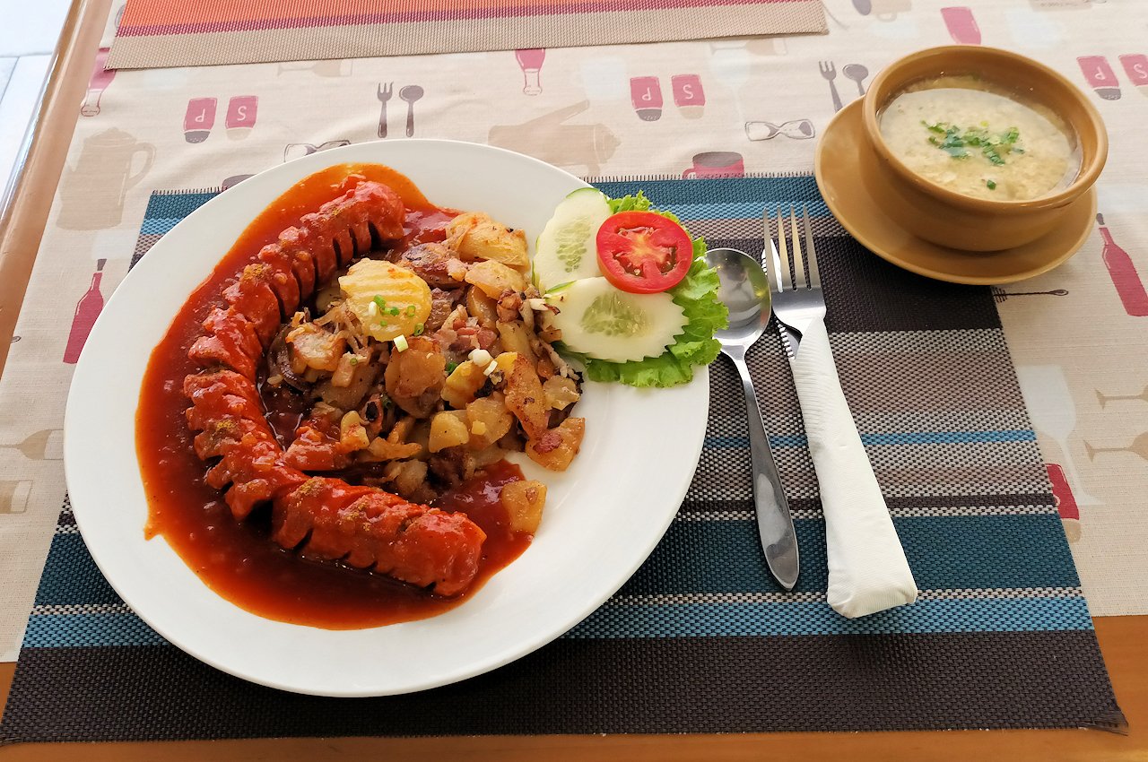 Currywurst mit Bratkartoffeln aus dem Klein Heidelberg