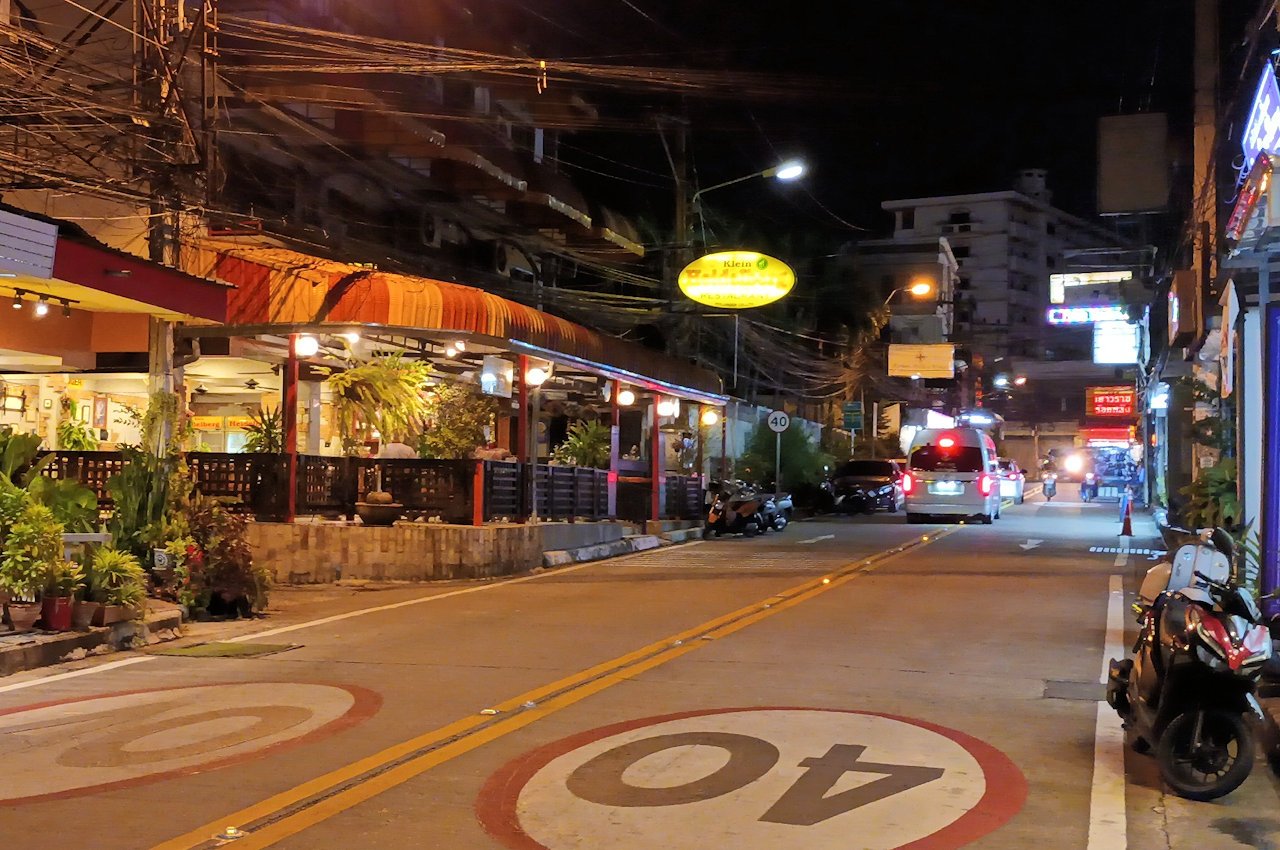 Klein Heidelberg Restaurant und Gästehaus am Abend in Naklua